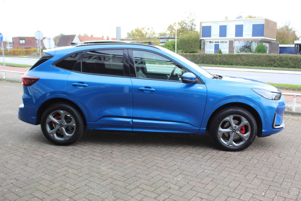 Ford Kuga 2.5-243pk PHEV ST-Line X. 2100kg trekgewicht ! Nieuw Model ! Van €. 54.937,- voor €. 43.735,- ! Trekgewicht van 2.100kg ! Elektr. verstelb. AGR stoelen voor, Stoel-, stuur-, voorraam- en achterbank verwarming, Elektr. panorama/schuif-kanteldak , Trekhaak wegklapbaar,