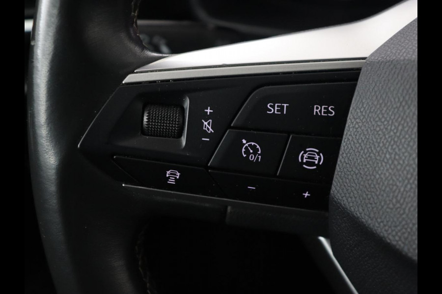 Seat Leon 1.0 TSI Style Business Intense | Trekhaak | Stoelverwarming | Carplay | Adaptive cruise | Stuurverwarming | Keyless | Camera | Navigatie | Full LED | Park Assist | Digital Cockpit