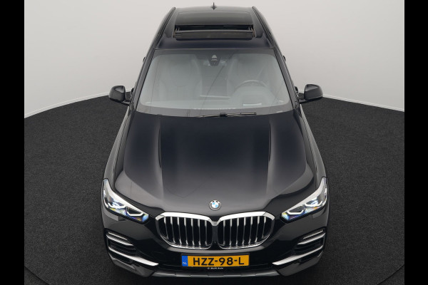 BMW X5 xDrive45e High Executive Plug In Hybrid 395pk Dealer O.H PHEV | Trekhaak Af Fabriek | Luchtvering | Panodak | Head Up | Adaptive Cruise | 360 Camera | Adaptief Onderstel | Lederen Sportstoelen Memory & Verwarmd | Apple Carplay | Sfee BMW X5 xDrive45e High Executive Plug In Hybrid 395pk Dealer O.H PHEV | Trekhaak Af Fabriek | Luchtvering | Panodak | Head Up | Adaptive Cruise | 360 Camera | Adaptief Onderstel | Lederen Sportstoelen Memory & Verwarmd | Apple Carplay | Sfee