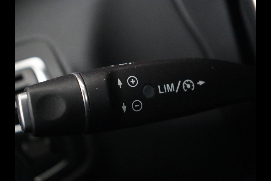 Mercedes-Benz C-Klasse 200 AMG Night | Leder | Stoelverwarming | Full LED | Park Assist | Navigatie | Climate control | Cruise control | Bluetooth