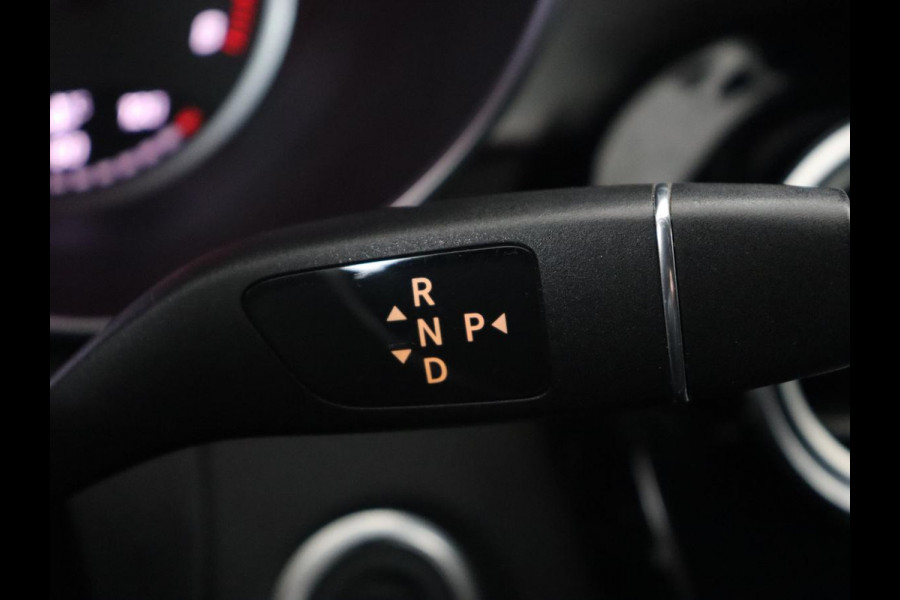 Mercedes-Benz C-Klasse 200 AMG Night | Leder | Stoelverwarming | Full LED | Park Assist | Navigatie | Climate control | Cruise control | Bluetooth