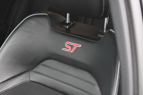 Ford Focus 2.3 EcoBoost ST-3 280pk | Launch Control | Winter Pack | Adaptive LED | Achteruitrijcamera | HUD |