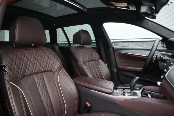 BMW 5 Serie Touring 520i High Executive M-Sport Leder dashboard / Pano / Individual / Camera / 19inch