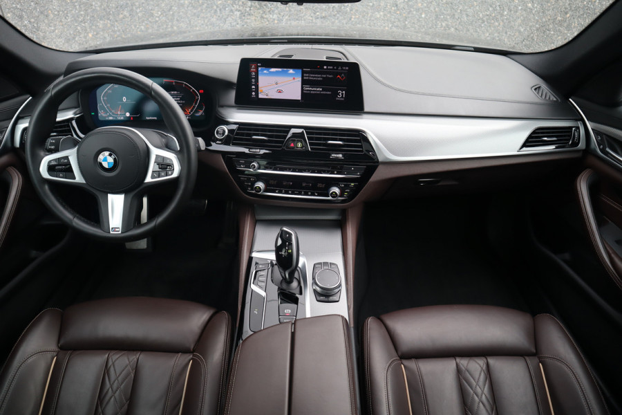 BMW 5 Serie Touring 520i High Executive M-Sport Leder dashboard / Pano / Individual / Camera / 19inch