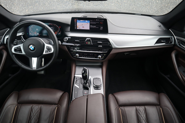 BMW 5 Serie Touring 520i High Executive M-Sport Leder dashboard / Pano / Individual / Camera / 19inch