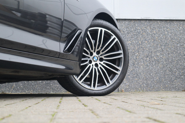 BMW 5 Serie Touring 520i High Executive M-Sport Leder dashboard / Pano / Individual / Camera / 19inch