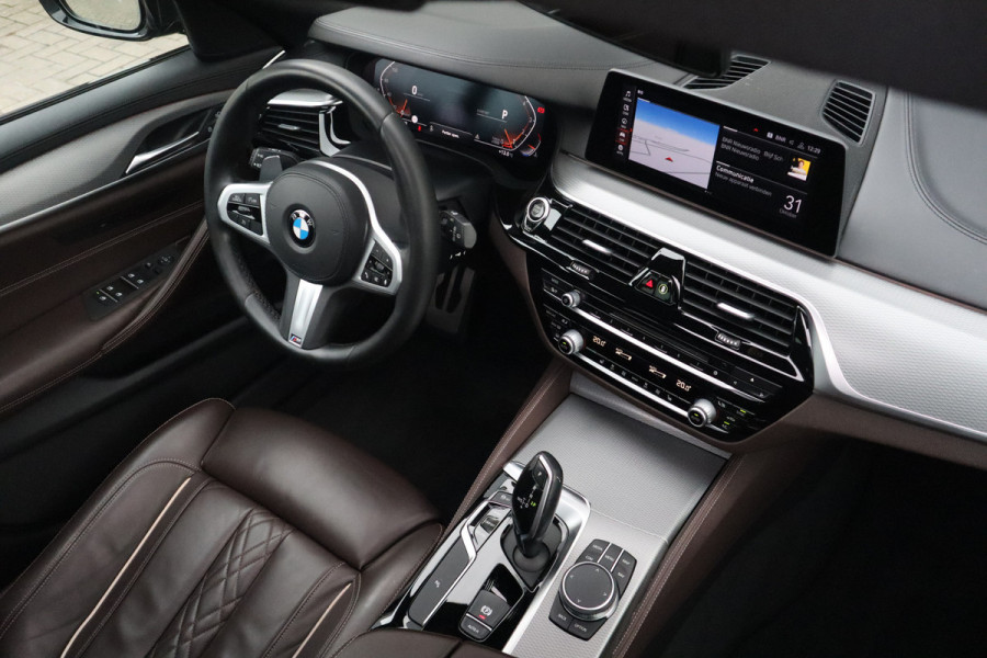 BMW 5 Serie Touring 520i High Executive M-Sport Leder dashboard / Pano / Individual / Camera / 19inch
