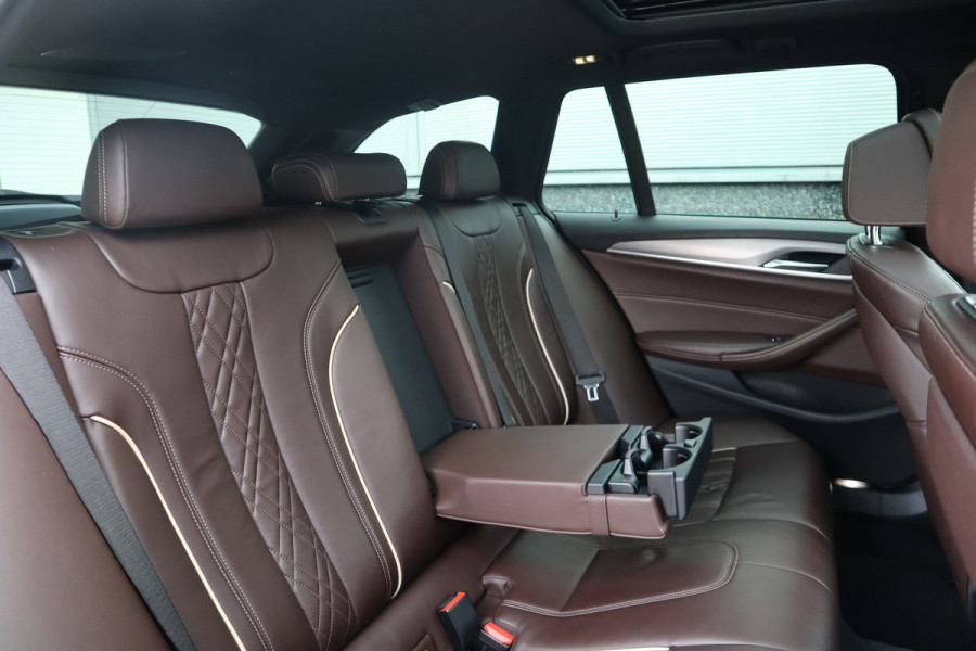 BMW 5 Serie Touring 520i High Executive M-Sport Leder dashboard / Pano / Individual / Camera / 19inch