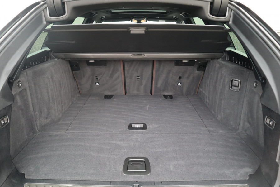BMW 5 Serie Touring 520i High Executive M-Sport Leder dashboard / Pano / Individual / Camera / 19inch