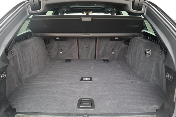BMW 5 Serie Touring 520i High Executive M-Sport Leder dashboard / Pano / Individual / Camera / 19inch
