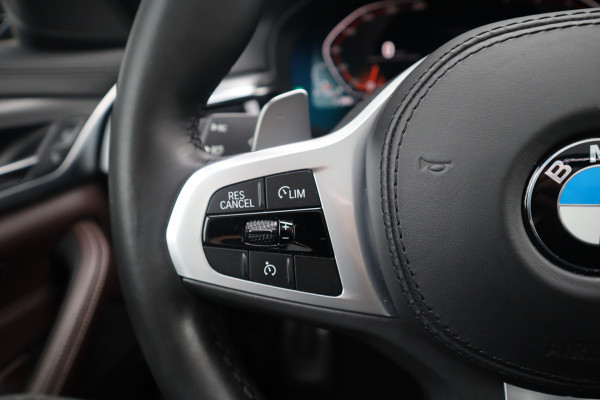 BMW 5 Serie Touring 520i High Executive M-Sport Leder dashboard / Pano / Individual / Camera / 19inch