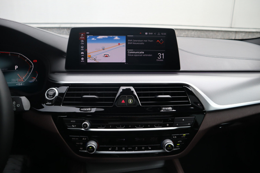 BMW 5 Serie Touring 520i High Executive M-Sport Leder dashboard / Pano / Individual / Camera / 19inch