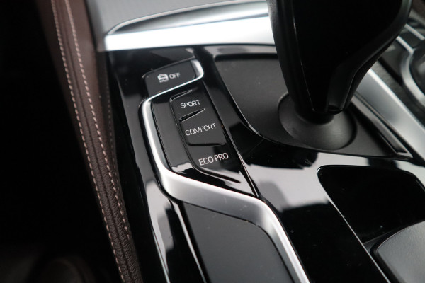 BMW 5 Serie Touring 520i High Executive M-Sport Leder dashboard / Pano / Individual / Camera / 19inch