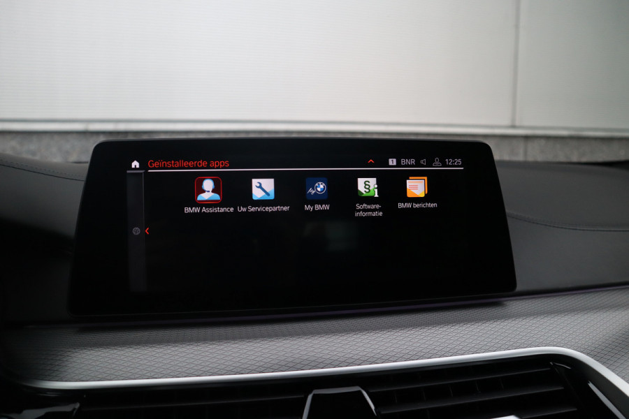 BMW 5 Serie Touring 520i High Executive M-Sport Leder dashboard / Pano / Individual / Camera / 19inch