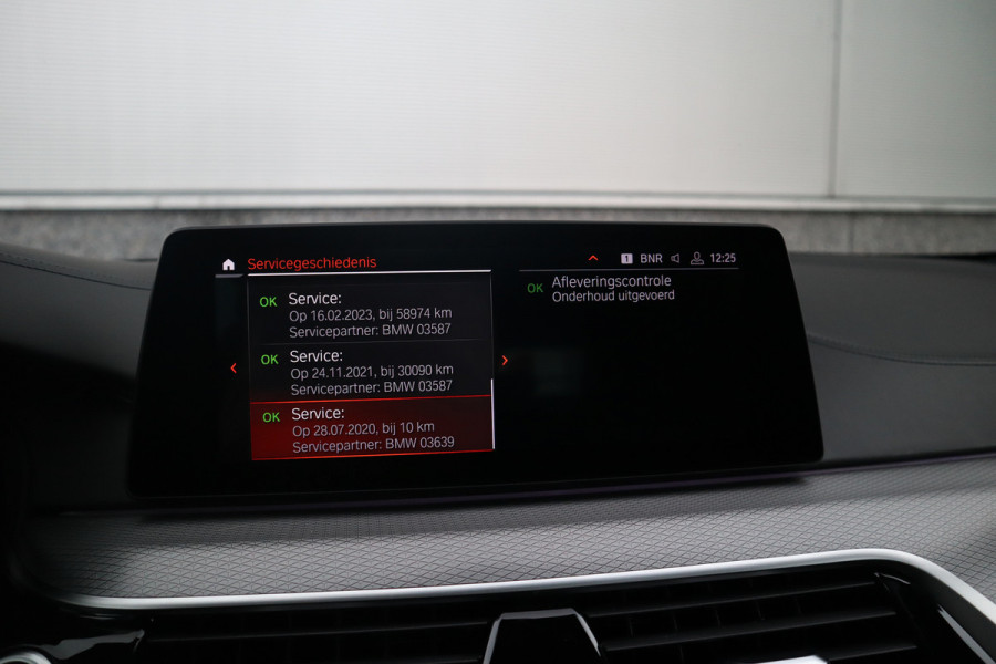 BMW 5 Serie Touring 520i High Executive M-Sport Leder dashboard / Pano / Individual / Camera / 19inch