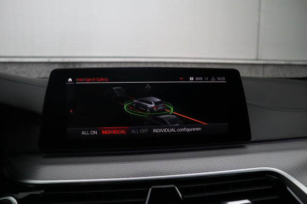 BMW 5 Serie Touring 520i High Executive M-Sport Leder dashboard / Pano / Individual / Camera / 19inch