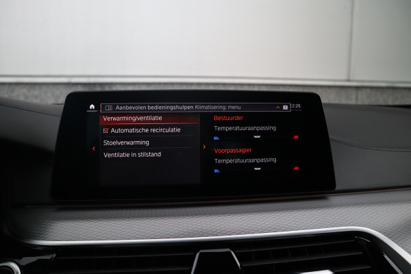 BMW 5 Serie Touring 520i High Executive M-Sport Leder dashboard / Pano / Individual / Camera / 19inch