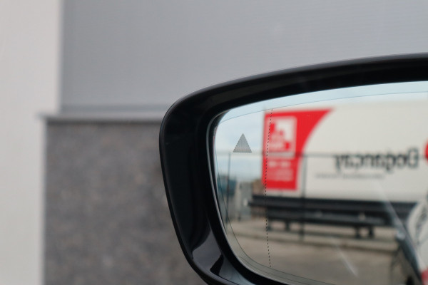 BMW 5 Serie Touring 520i High Executive M-Sport Leder dashboard / Pano / Individual / Camera / 19inch