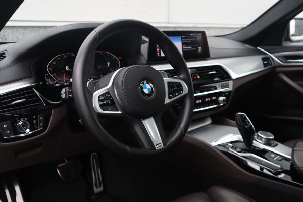 BMW 5 Serie Touring 520i High Executive M-Sport Leder dashboard / Pano / Individual / Camera / 19inch