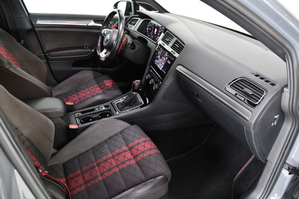 Volkswagen Golf 2.0 TSI GTI TCR pano blindspot Akrapovic