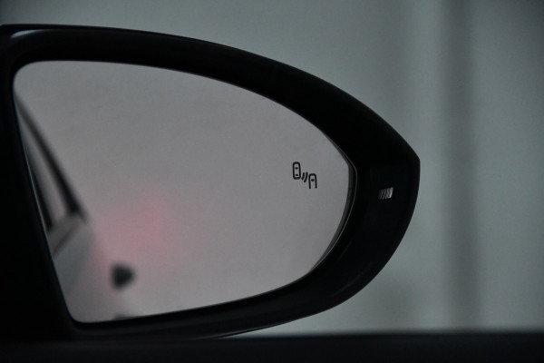 Volkswagen Golf 2.0 TSI GTI TCR pano blindspot Akrapovic