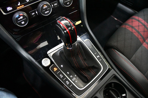 Volkswagen Golf 2.0 TSI GTI TCR pano blindspot Akrapovic