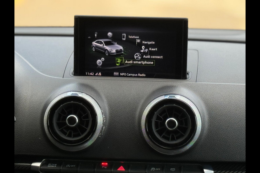 Audi A3 Limousine 35 TFSI S edition, 2x S-LINE, panoramadak , 19 inch, 1/2 lederen sportinterieur , achteruitrijcamera ,vol opties
