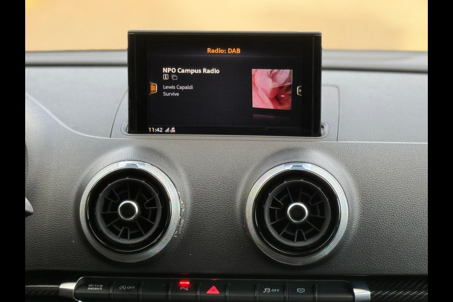 Audi A3 Limousine 35 TFSI S edition, 2x S-LINE, panoramadak , 19 inch, 1/2 lederen sportinterieur , achteruitrijcamera ,vol opties