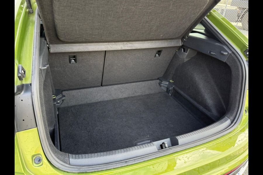 Volkswagen Taigo 1.0 TSI R-Line Automaat / IQ Light / Keyless / ACC / Camera Volkswagen Taigo 1.0 TSI R-Line Automaat / IQ Light / Keyless / ACC / Camera