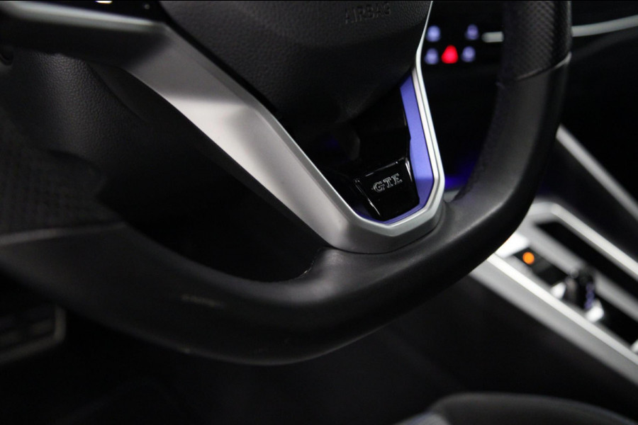 Volkswagen Golf 1.4 eHybrid GTE / PANO/HUD/IQLIGHT/CAM/CARPLAY/VOL