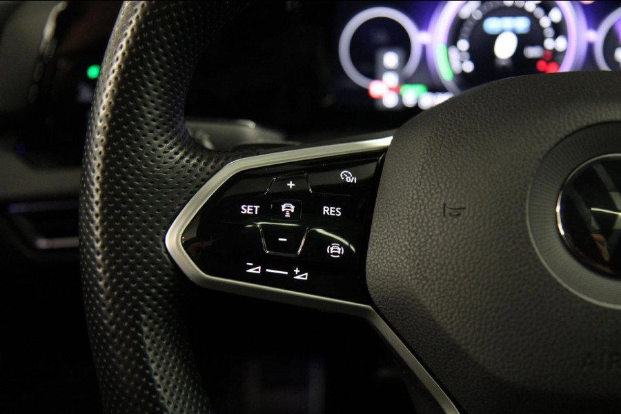 Volkswagen Golf 1.4 eHybrid GTE / PANO/HUD/IQLIGHT/CAM/CARPLAY/VOL