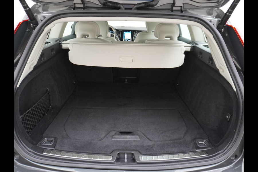 Volvo V60 2.0T AUT-7 Inscription Leer MHEV Apple Carplay Android Auto Harman&Kardon®-Hifi Camera Adap.Cruise Elek.Stoelen Stuur+Stoelverwa Lmv 18" Led Elek. Achterklep Regen-Lichtsensor Collision Avoidance Bluetooth Wifi 1e Eigenaar €50.755 Nieuwprijs Zeer compleet MHEV-Mild-Hybrid 1.800kg trekvermogen