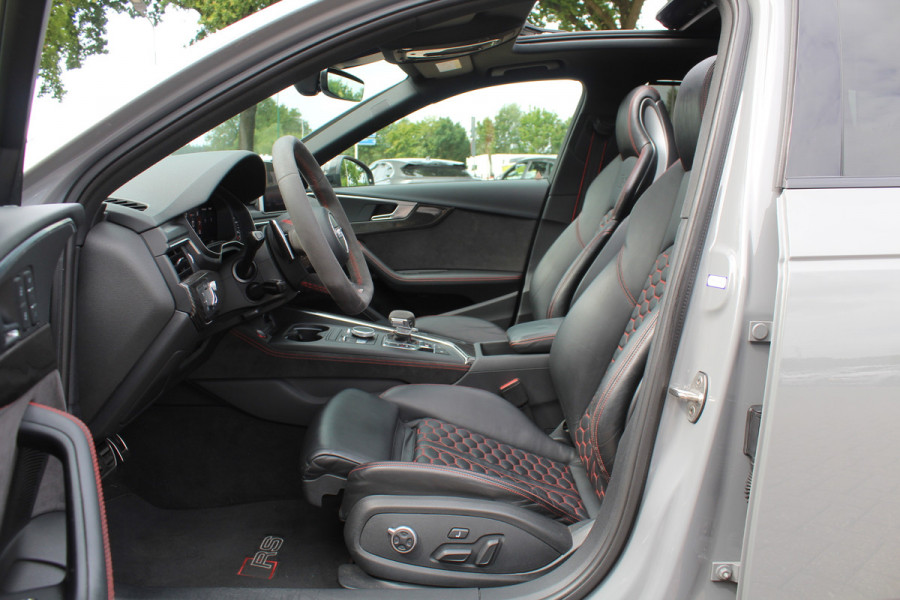 Audi RS4 Avant 2.9 TFSI quattro / Full option / Keramisch / Panoramadak / 360Camera / Carbon / Head-up / Sportuitlaat / 20'' / Luxe Leder / Dodehoek / Virtual Cockpit / Stoelmassage / B&O Audi RS4 Avant 2.9 TFSI quattro / Full option / Keramisch / Panoramadak / 360Camera / Carbon / Head-up / Sportuitlaat / 20'' / Luxe Leder / Dodehoek / Virtual Cockpit / Stoelmassage / B&O