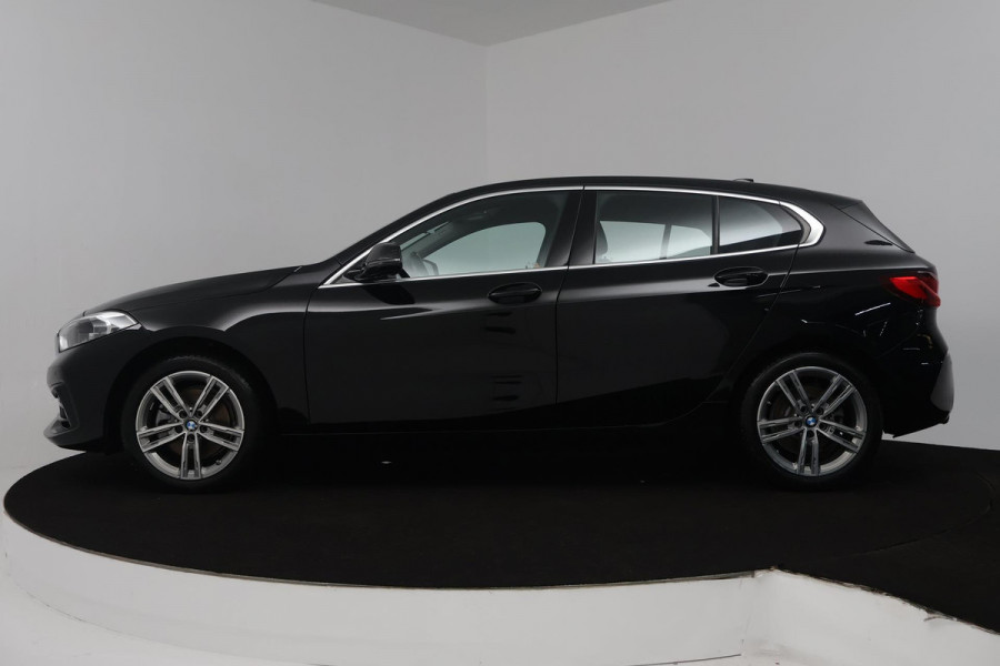 BMW 1-serie 118i Executive Edition (TREKHAAK, DIGITALE COCKPIT, CAMERA, SFEERVERLICHTING, PARKEERSENSOREN, DEALER ONDERHOUDEN)
