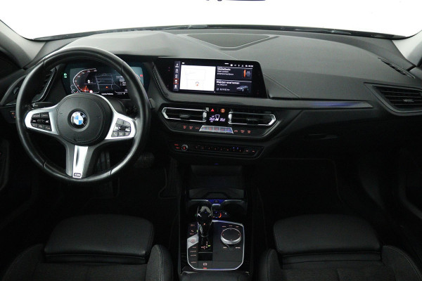 BMW 1-serie 118i Executive Edition (TREKHAAK, DIGITALE COCKPIT, CAMERA, SFEERVERLICHTING, PARKEERSENSOREN, DEALER ONDERHOUDEN)
