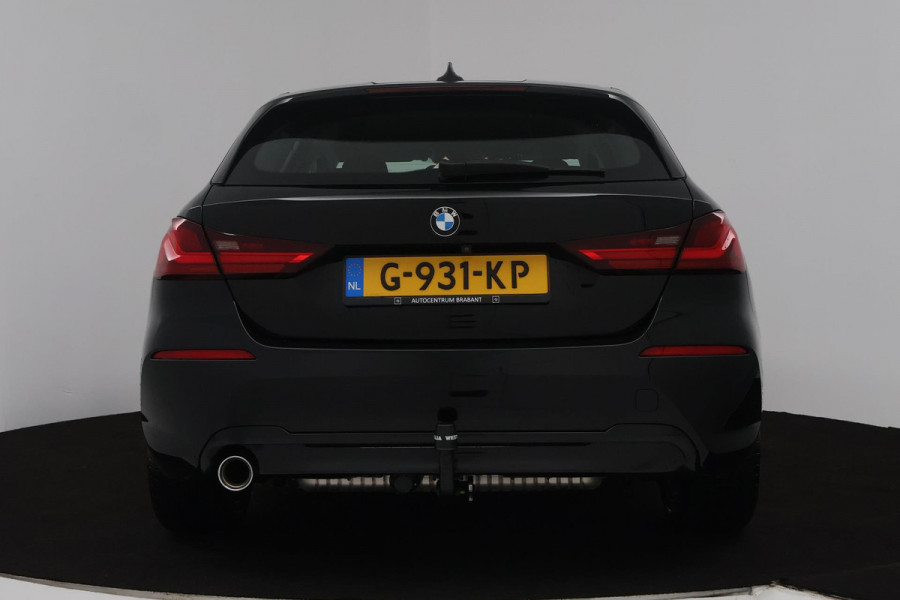 BMW 1-serie 118i Executive Edition (TREKHAAK, DIGITALE COCKPIT, CAMERA, SFEERVERLICHTING, PARKEERSENSOREN, DEALER ONDERHOUDEN)