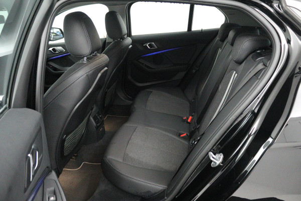 BMW 1-serie 118i Executive Edition (TREKHAAK, DIGITALE COCKPIT, CAMERA, SFEERVERLICHTING, PARKEERSENSOREN, DEALER ONDERHOUDEN)