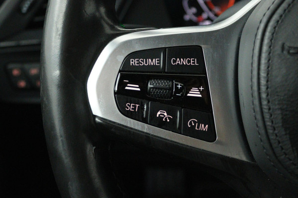 BMW 1-serie 118i Executive Edition (TREKHAAK, DIGITALE COCKPIT, CAMERA, SFEERVERLICHTING, PARKEERSENSOREN, DEALER ONDERHOUDEN)