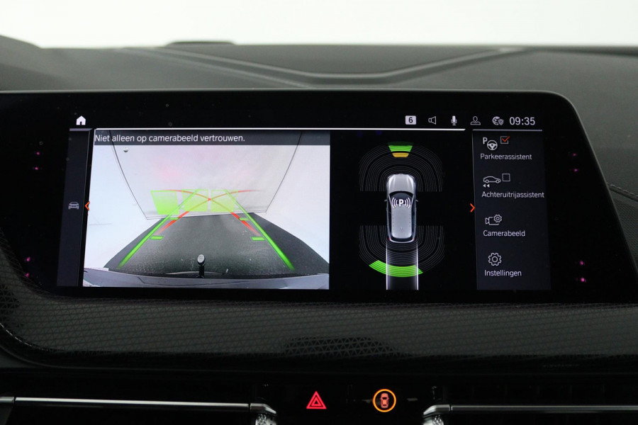 BMW 1-serie 118i Executive Edition (TREKHAAK, DIGITALE COCKPIT, CAMERA, SFEERVERLICHTING, PARKEERSENSOREN, DEALER ONDERHOUDEN)