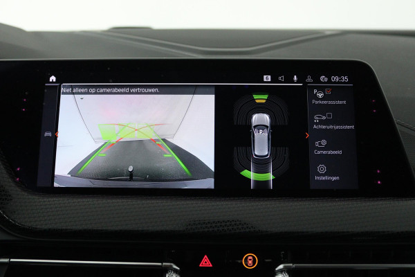 BMW 1-serie 118i Executive Edition (TREKHAAK, DIGITALE COCKPIT, CAMERA, SFEERVERLICHTING, PARKEERSENSOREN, DEALER ONDERHOUDEN)