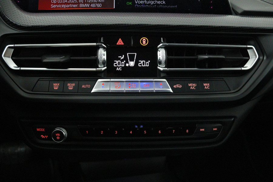 BMW 1-serie 118i Executive Edition (TREKHAAK, DIGITALE COCKPIT, CAMERA, SFEERVERLICHTING, PARKEERSENSOREN, DEALER ONDERHOUDEN)