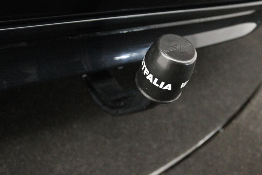 BMW 1-serie 118i Executive Edition (TREKHAAK, DIGITALE COCKPIT, CAMERA, SFEERVERLICHTING, PARKEERSENSOREN, DEALER ONDERHOUDEN)