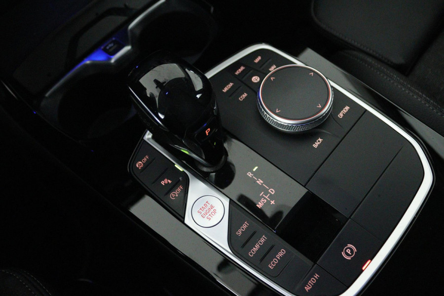 BMW 1-serie 118i Executive Edition (TREKHAAK, DIGITALE COCKPIT, CAMERA, SFEERVERLICHTING, PARKEERSENSOREN, DEALER ONDERHOUDEN)