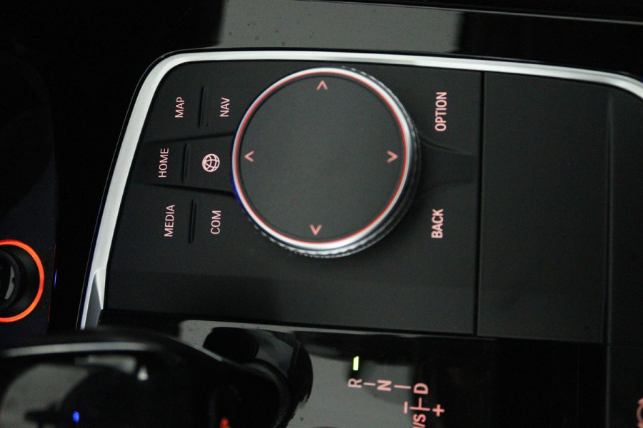 BMW 1-serie 118i Executive Edition (TREKHAAK, DIGITALE COCKPIT, CAMERA, SFEERVERLICHTING, PARKEERSENSOREN, DEALER ONDERHOUDEN)