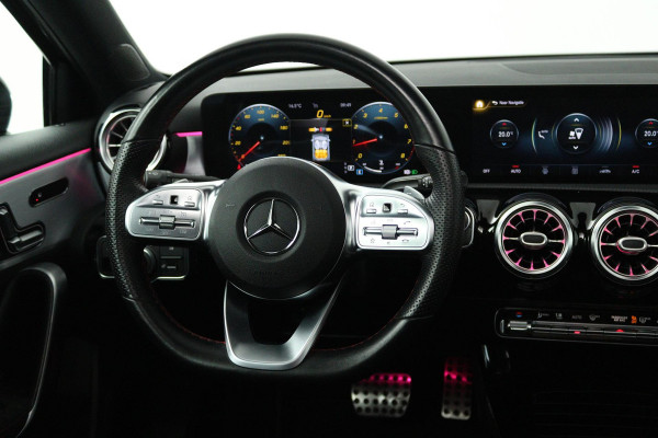 Mercedes-Benz A-Klasse 180 Business Solution AMG (PANORAMADAK, SFEERVERLICHTING, STOELVERWARMING, ELEKTR STOELEN, SENSOREN)