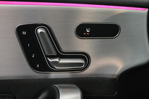 Mercedes-Benz A-Klasse 180 Business Solution AMG (PANORAMADAK, SFEERVERLICHTING, STOELVERWARMING, ELEKTR STOELEN, SENSOREN)