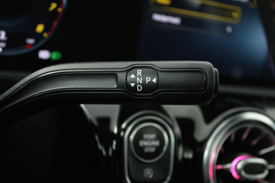 Mercedes-Benz A-Klasse 180 Business Solution AMG (PANORAMADAK, SFEERVERLICHTING, STOELVERWARMING, ELEKTR STOELEN, SENSOREN)