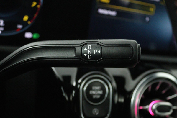 Mercedes-Benz A-Klasse 180 Business Solution AMG (PANORAMADAK, SFEERVERLICHTING, STOELVERWARMING, ELEKTR STOELEN, SENSOREN)