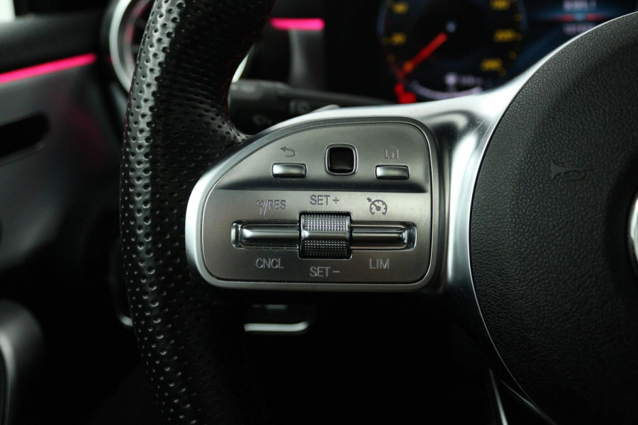 Mercedes-Benz A-Klasse 180 Business Solution AMG (PANORAMADAK, SFEERVERLICHTING, STOELVERWARMING, ELEKTR STOELEN, SENSOREN)