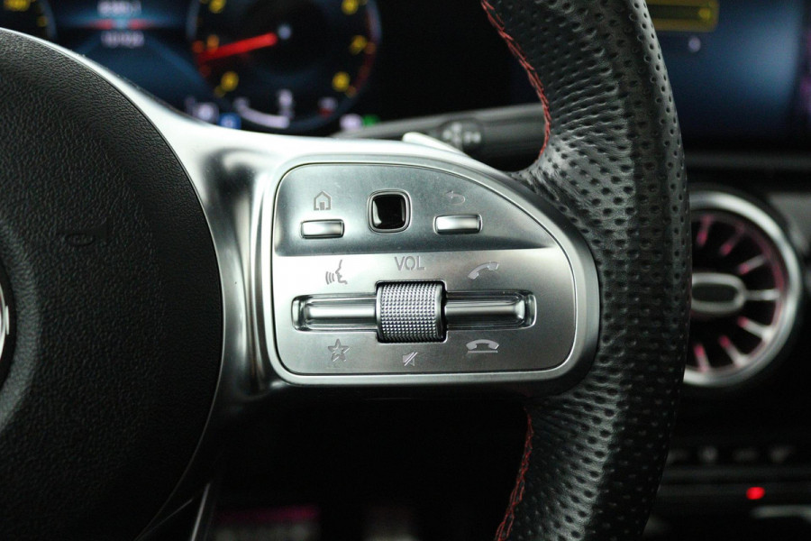 Mercedes-Benz A-Klasse 180 Business Solution AMG (PANORAMADAK, SFEERVERLICHTING, STOELVERWARMING, ELEKTR STOELEN, SENSOREN)